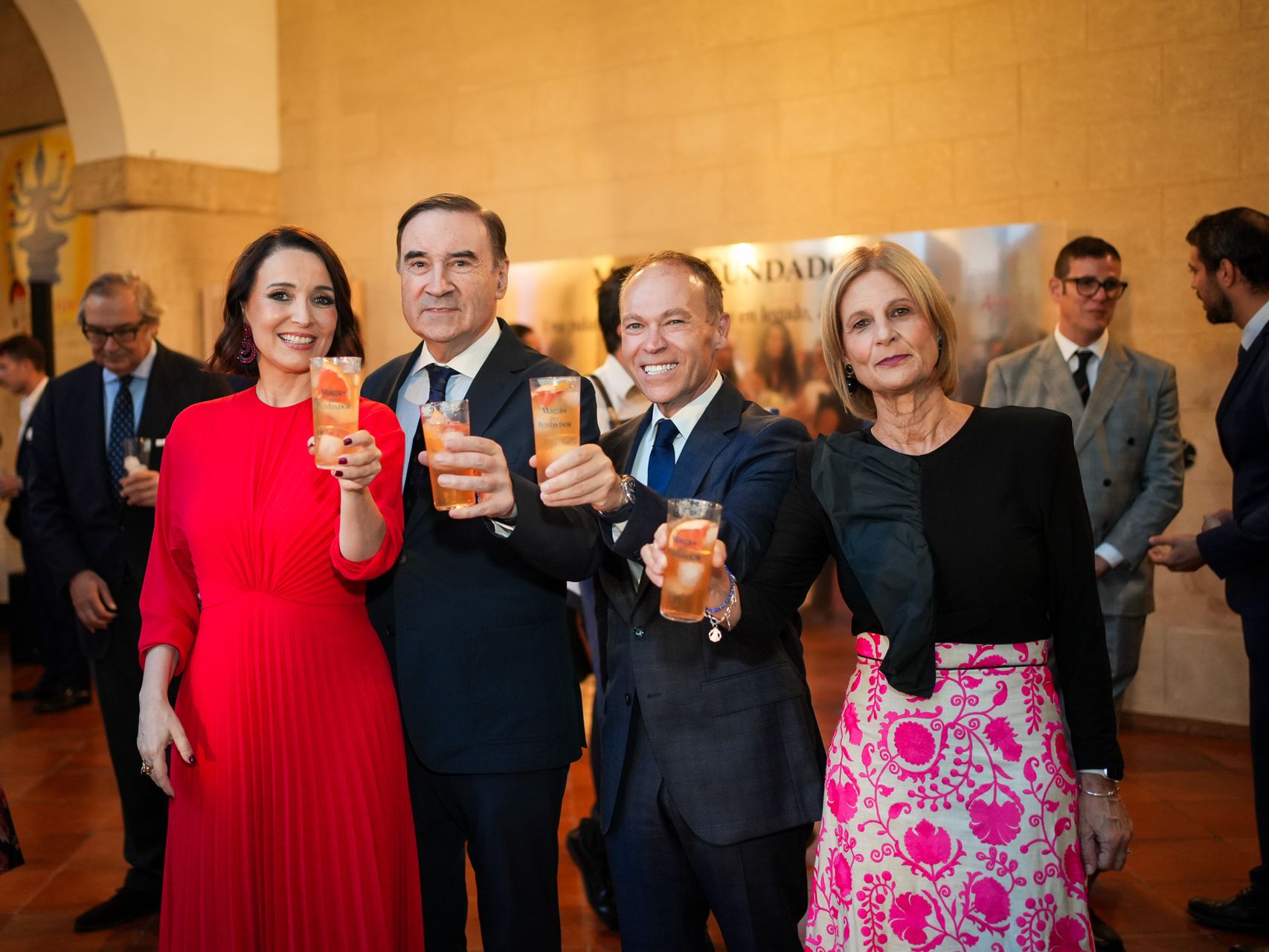 Cruz Sánchez de Lara, vicepresidenta ejecutiva de EL ESPAÑOL, Pedro J. Ramírez, presidente ejecutivo y director de EL ESPAÑOL, Ángel Piña, director general del grupo Emperador International Brands y María José García-Pelayo, alcaldesa de Jerez, brindan con el cóctel Magas por Fundador durante la recepción de bienvenida.