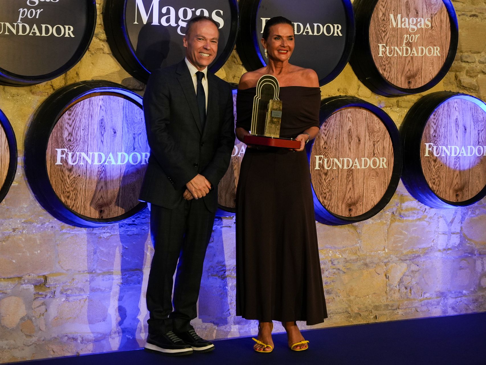 Carmen Salamero, directora de RRHH de LVMH Iberia, ha recogido el premio de manos de Ángel Piña, director general del grupo Emperador International Brands.