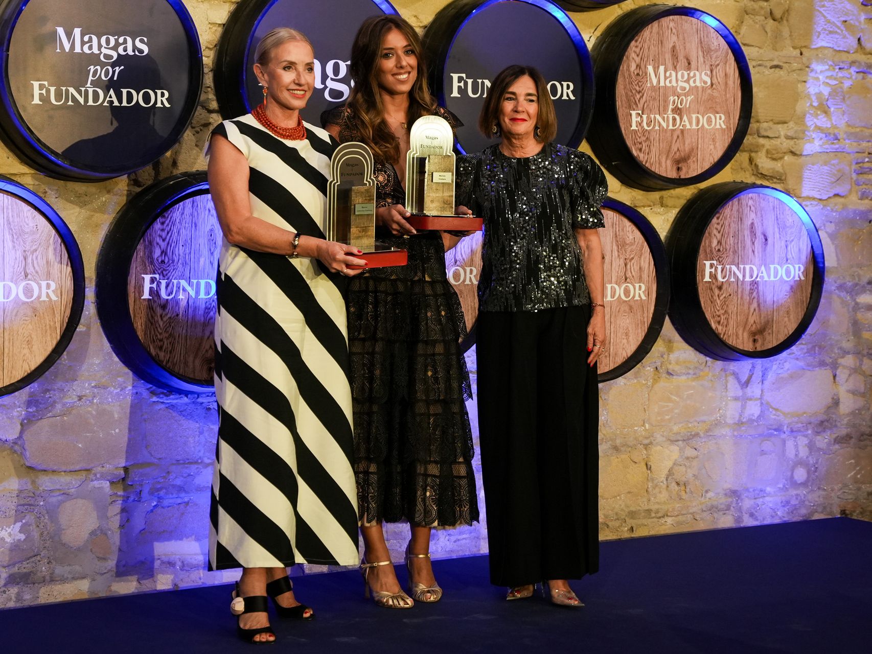 Charo Izquierdo, directora de Magas, ha entregado el premio a Mariola Orellana y su hija, Marina Carmona.