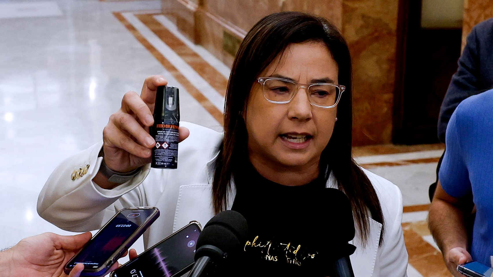 La diputada del PP Ana Vázquez muestra el bote de gas pimienta por el que fue expulsada del último Pleno.