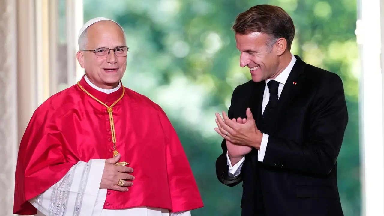 León XIV junto al presidente francés, Emmanuel Macron, durante la visita del Papa a Francia, el pasado viernes.