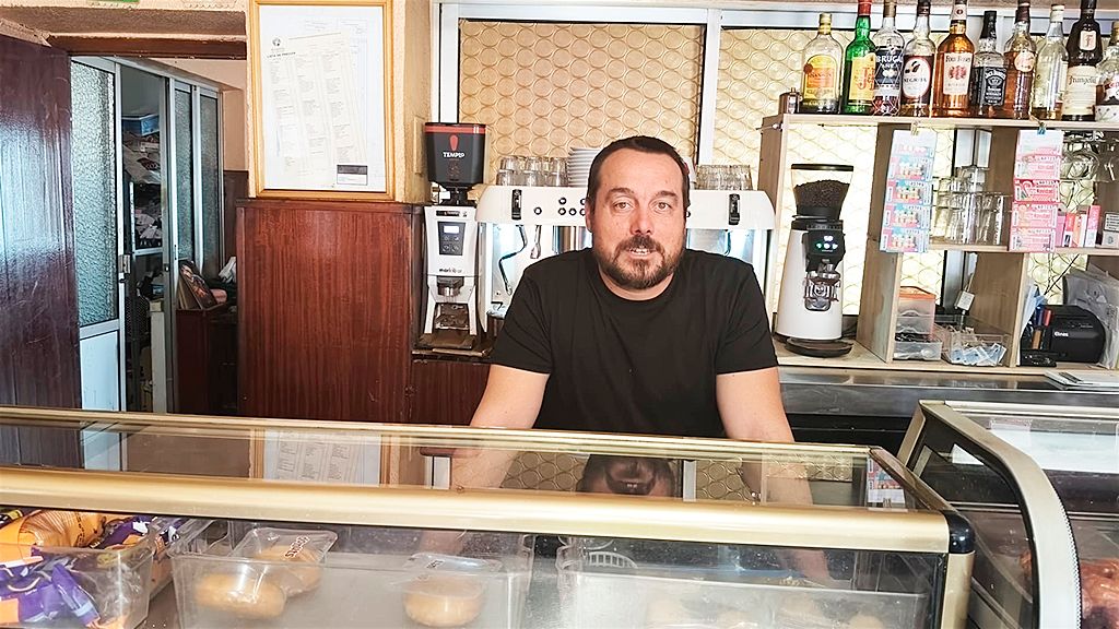 Óscar Acebes Merino en el Bar Domingo de Serrada. 
