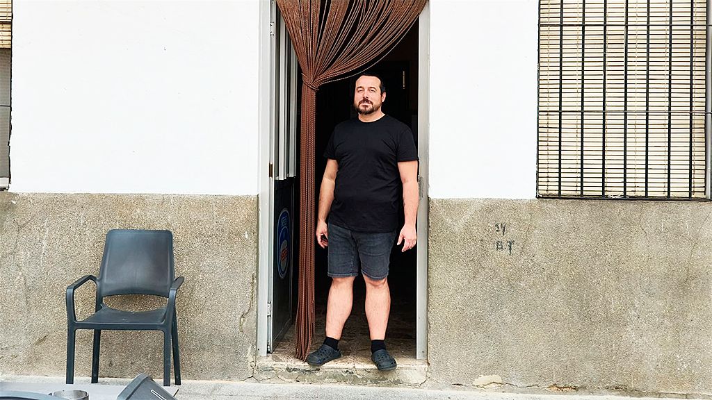 Otra imagen de Óscar en el Bar Domingo de Serrada.