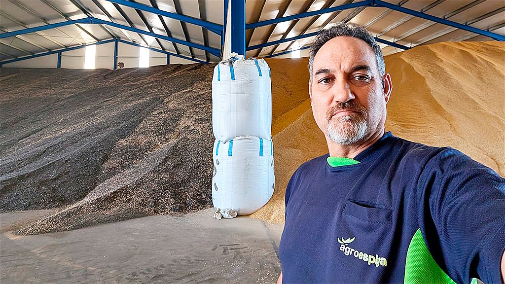 Imagen de Pedro en su almacén.