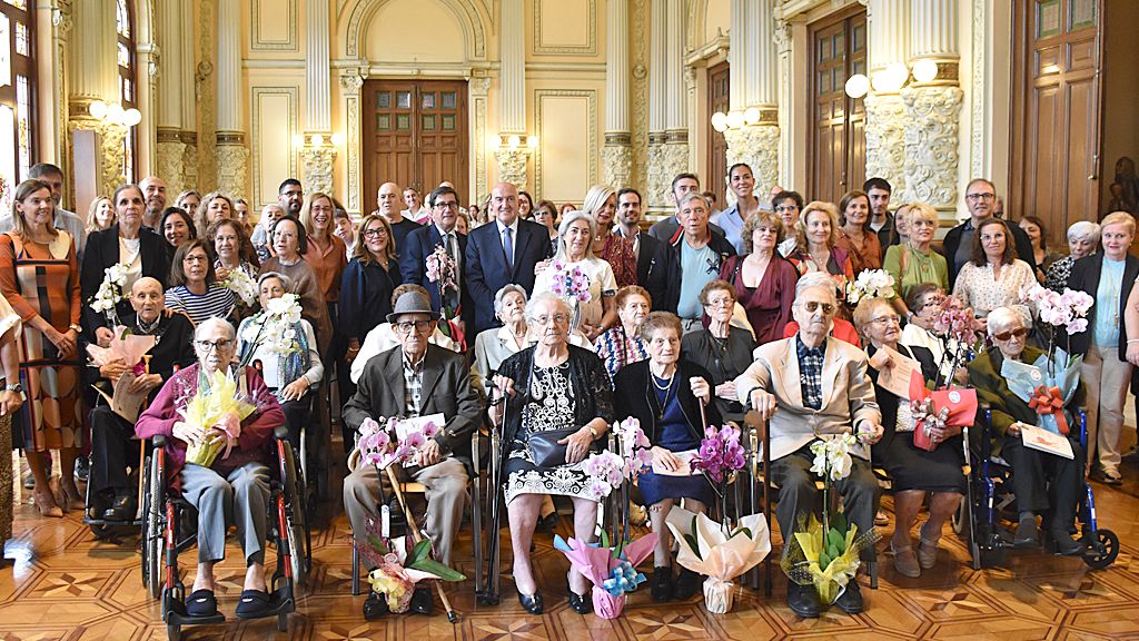 Acto de homenaje a 16 mayores que cumplen 100 años en Valladolid. 