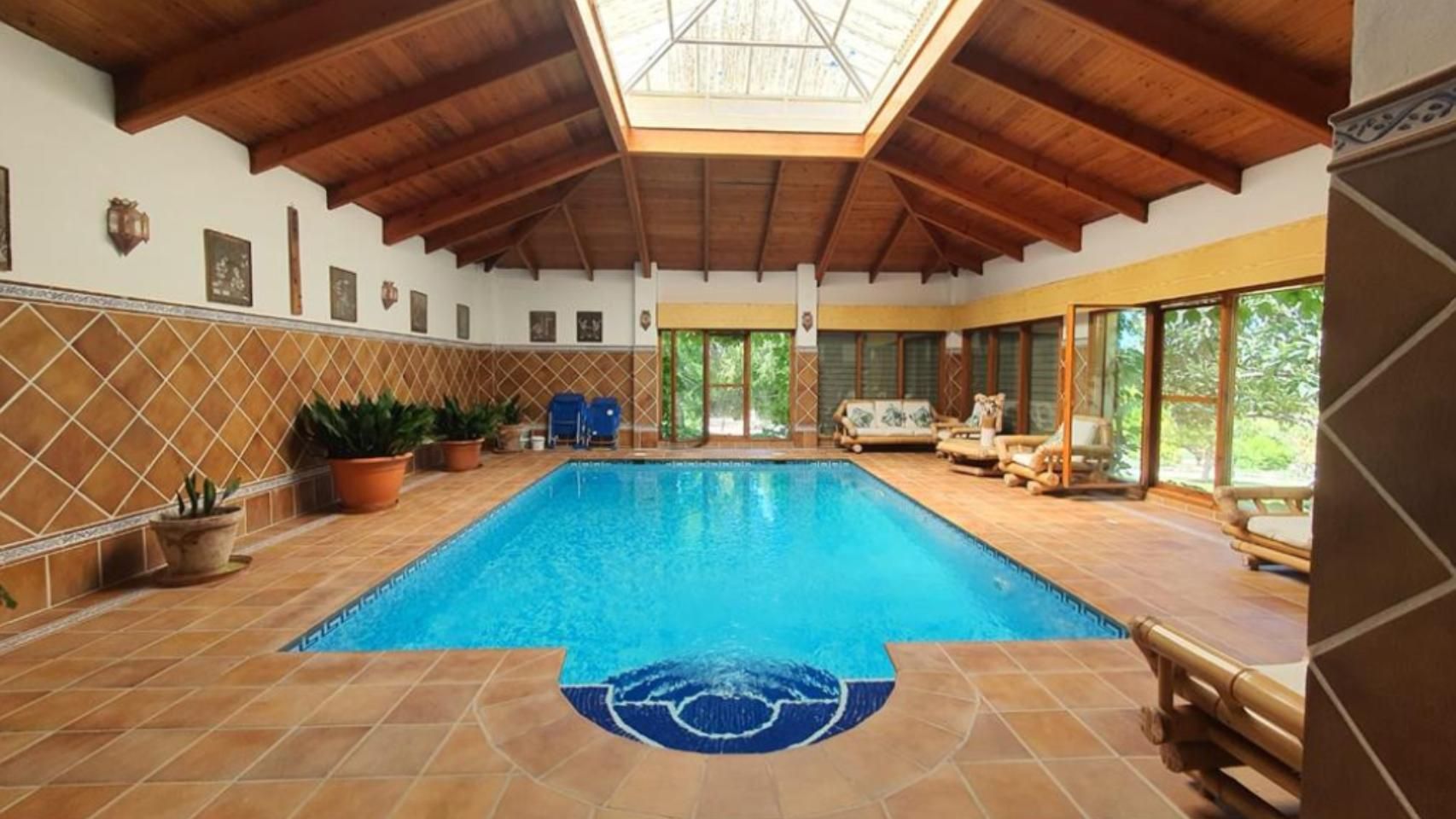 La vivienda cuenta con piscina cubierta.