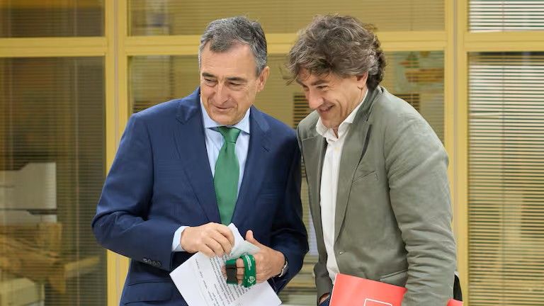 Los líderes del PNV, Aitor Esteban (i), y del PSE-EE, Eneko Andueza, tras una comparecencia conjunta el pasado junio en Vitoria.