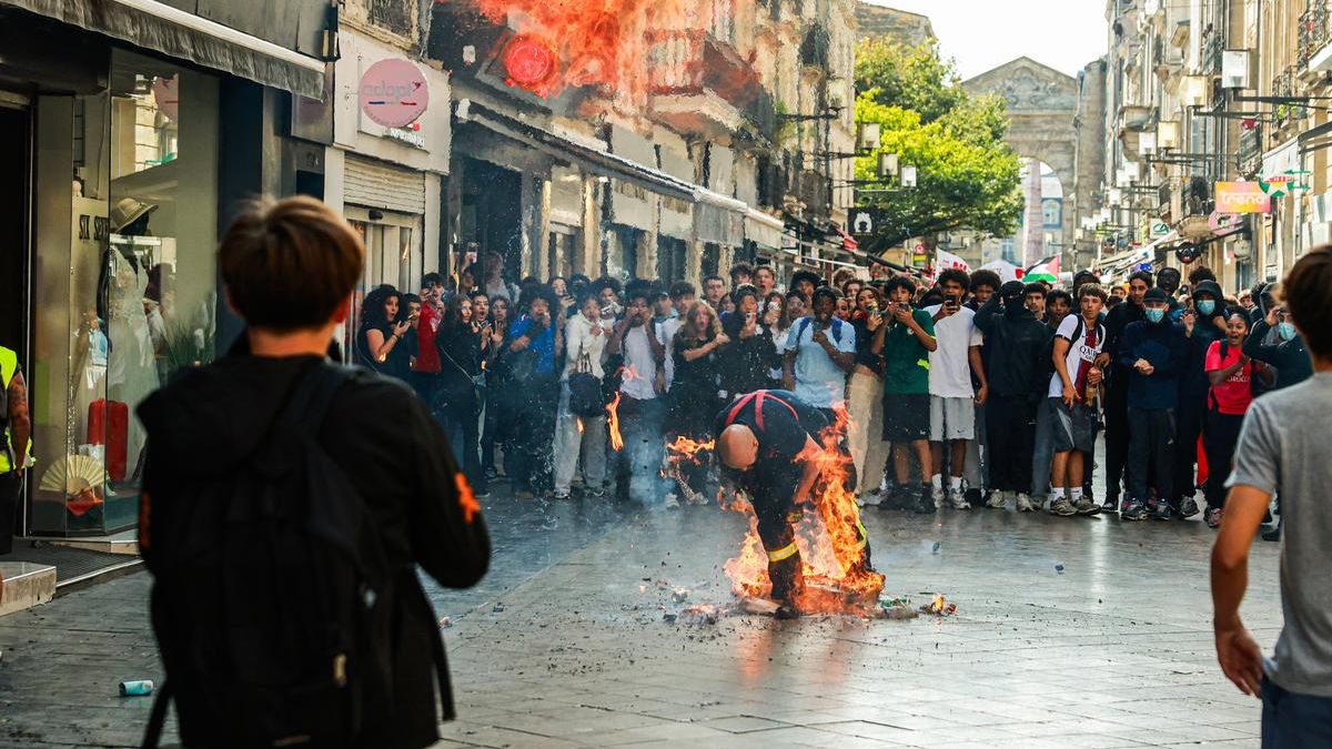 Un bombero en llamas durante las protestas en Francia.