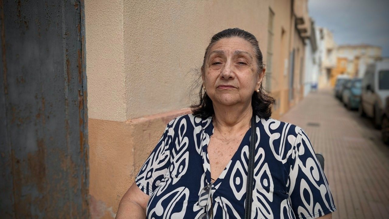 Manuela Correas Muñoz, en una calle de El Verger, donde reside en un centro para personas mayores.