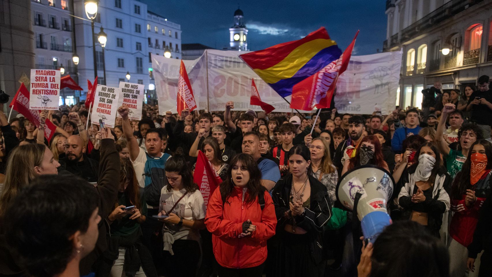 La acampada en la Puerta del Sol se mantiene y estudian extenderla a calles y zonas aledañas como Callao