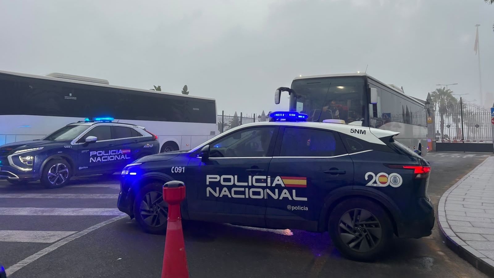 La Policía comienza el desalojo del campamento de la playa del Trampolín de Ceuta