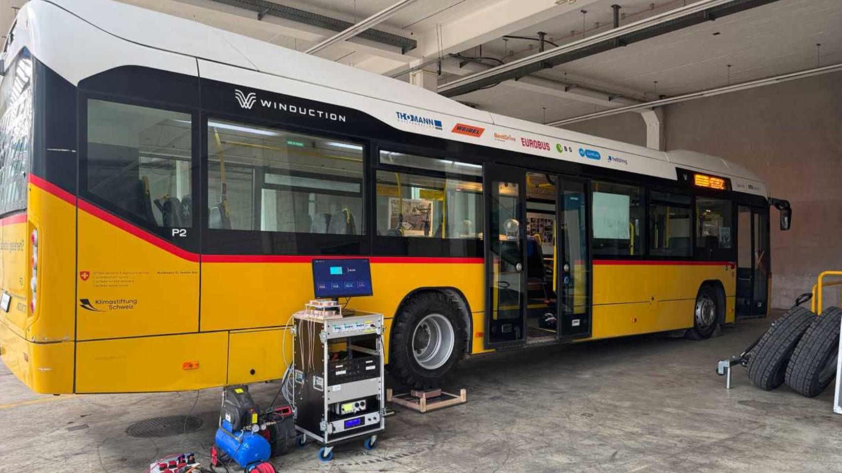 La rueda trasera del autobús transfiere energía desde la placa de tierra a la batería del vehículo.