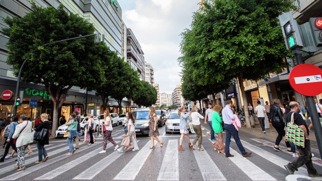 Gente en la calle Colón de Valencia