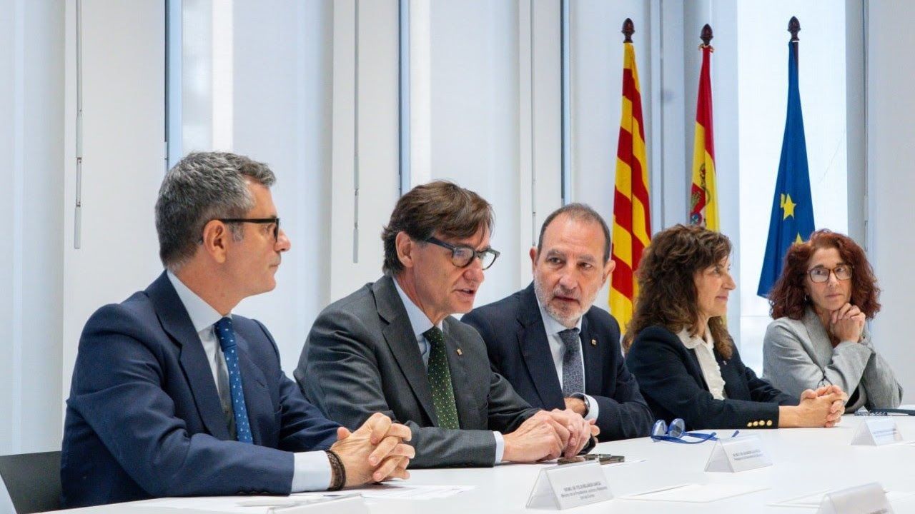 El presidente de la Generalitat, Salvador Illa; el ministro de Justicia y Relaciones con las Cortes, Félix Bolaños, y el conseller de Justicia y Calidad Democrática de la Generalitat, Ramon Espadaler