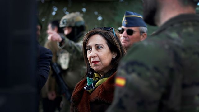 La ministra de Defensa, Margarita Robles, en una foto de archivo junto a miembros del Ejército.