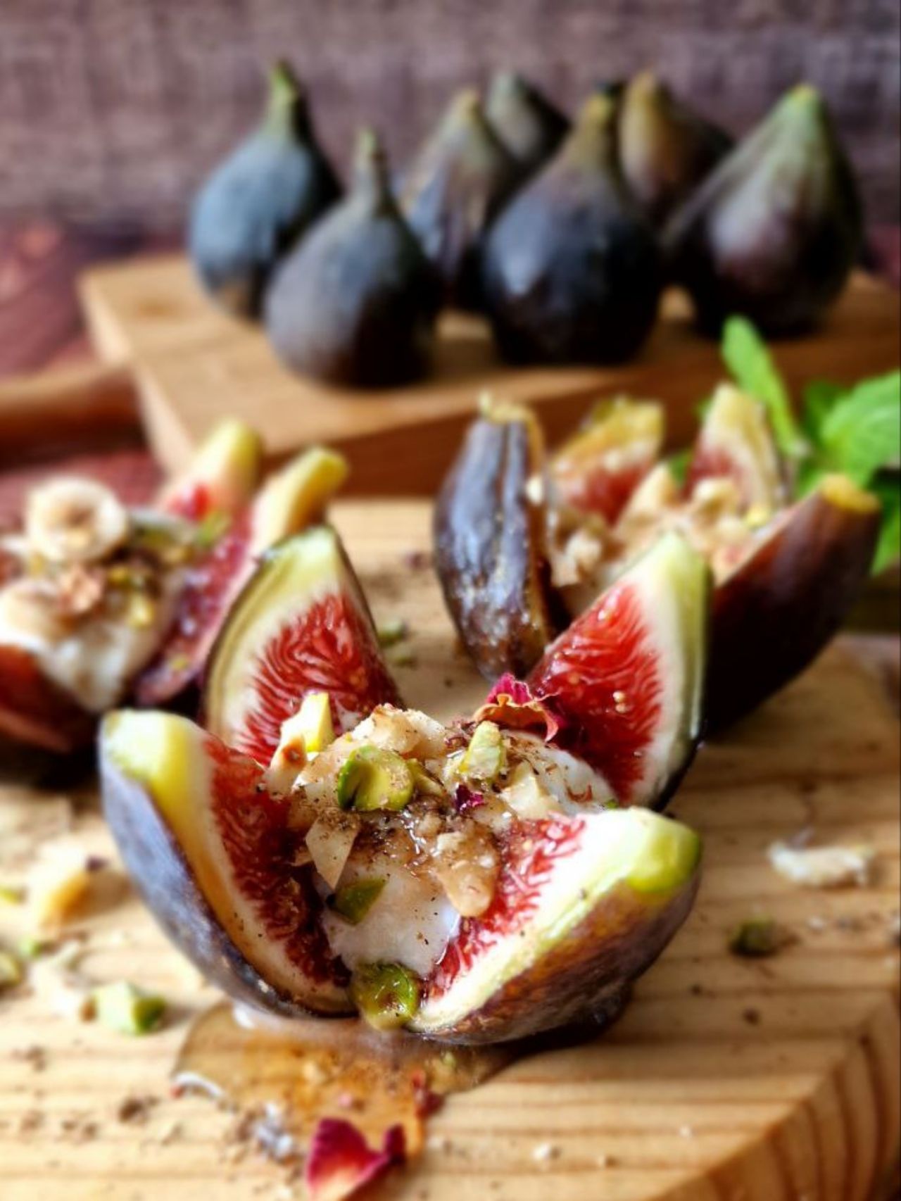 Higos frescos con queso batido, miel, pistachos y un toque de ras el hanout