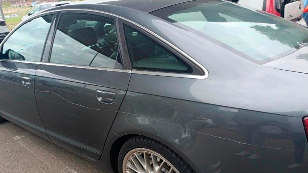 Imagen de un coche con los rayones. 