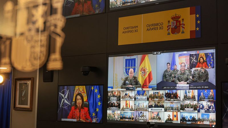 Robles felicita el Día de la Fiesta Nacional a los 4.352 militares españoles desplegados en misiones de OTAN, UE y ONU