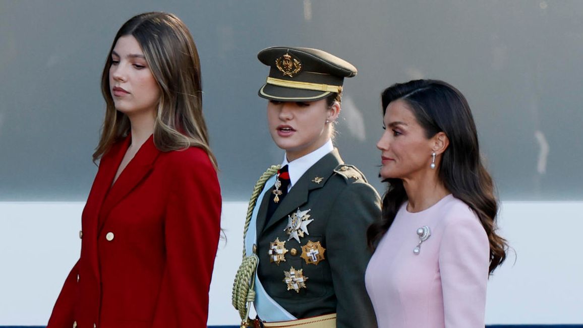 Letizia apuesta por el rosa suave y uno de sus broches favoritos del joyero de pasar en el Día de la Hispanidad