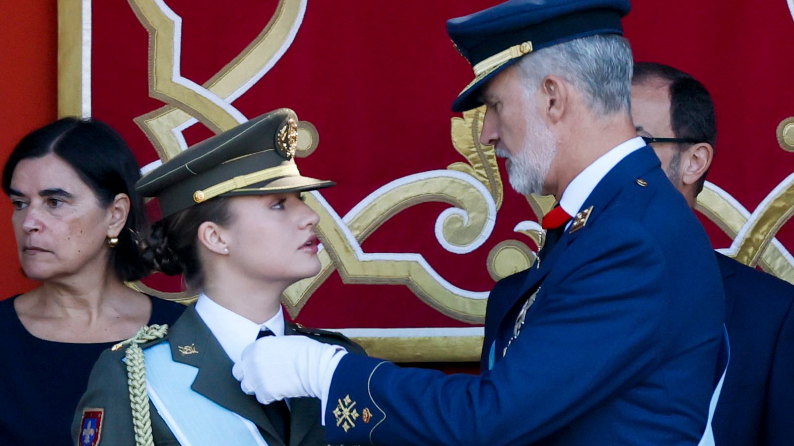 El contratiempo de Leonor en el desfile de la Fiesta Nacional: se le cae el Toisón de Oro y pide permiso al Rey para recogerlo