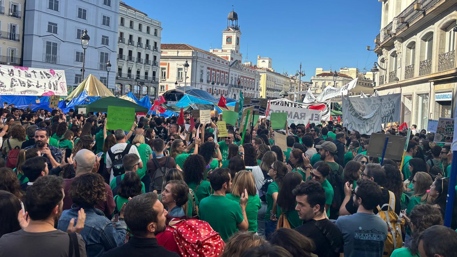 Un grupo de profesores, este miércoles, secundando la huelga de educación.