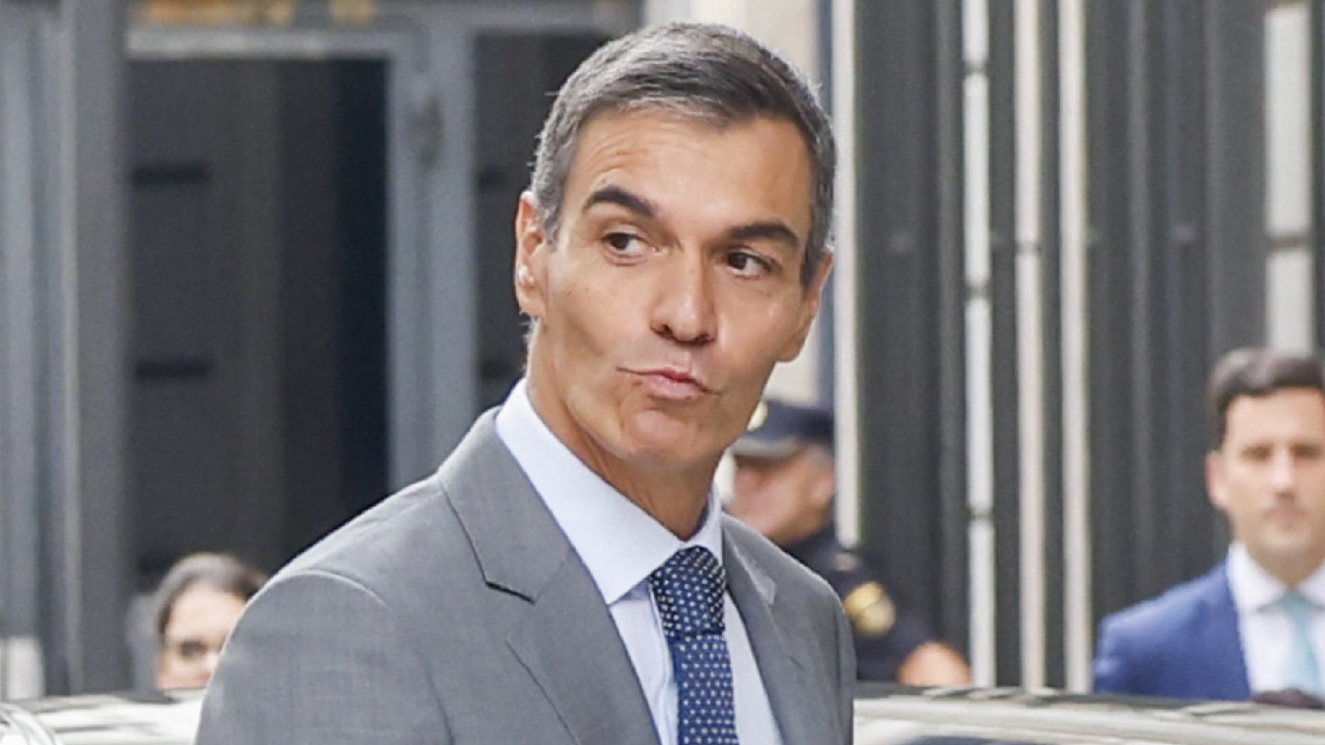 11-N: Sánchez disfraza de "victoria democrática" una derrota anunciada