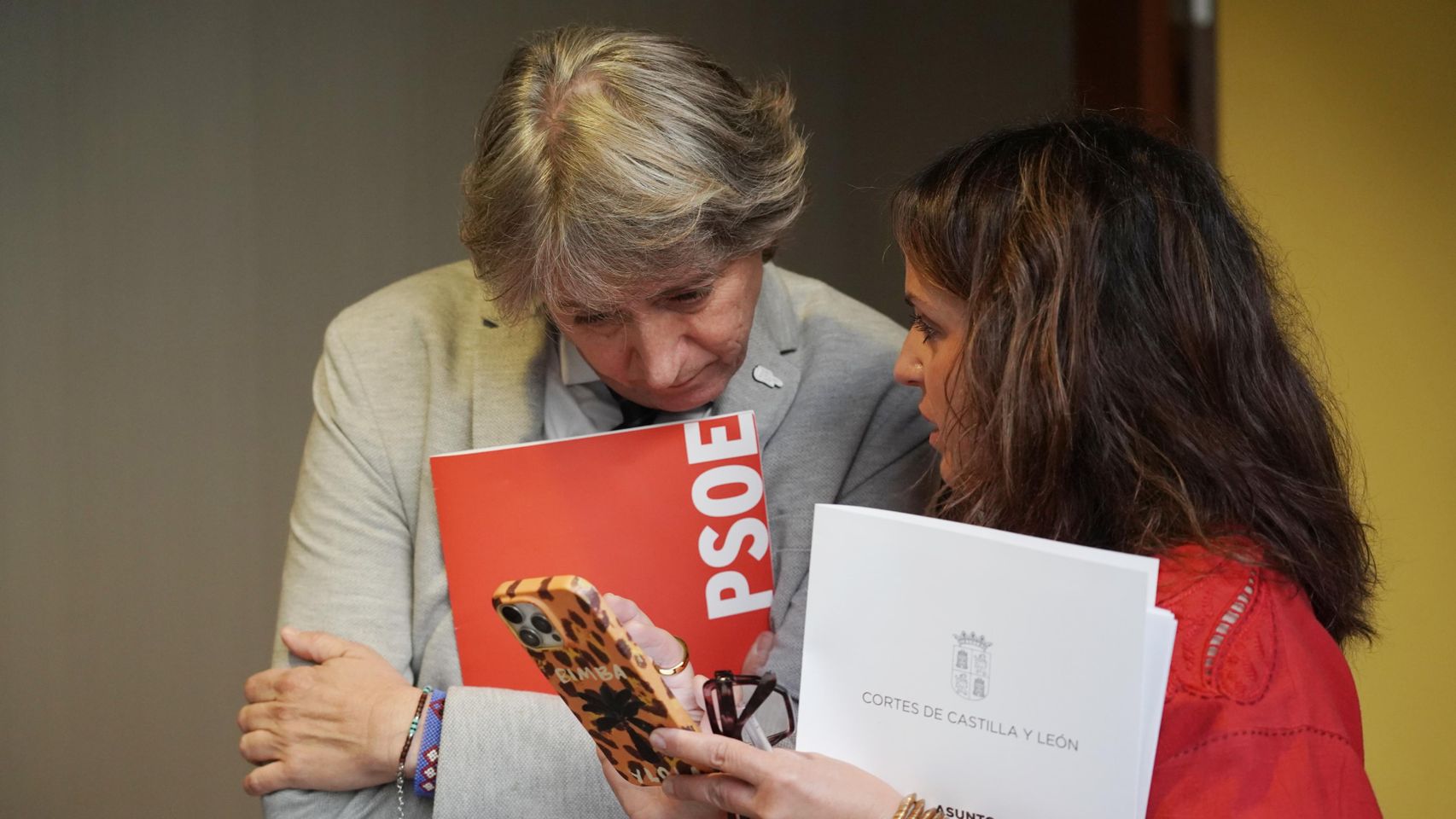 El portavoz del Grupo Socialista en las Cortes de Castilla y León, Carlos Martínez, junto a la viceportavoz, Patricia Gómez Urbán, antes de participar en la Junta de Portavoces de este jueves en la Cámara autonómica