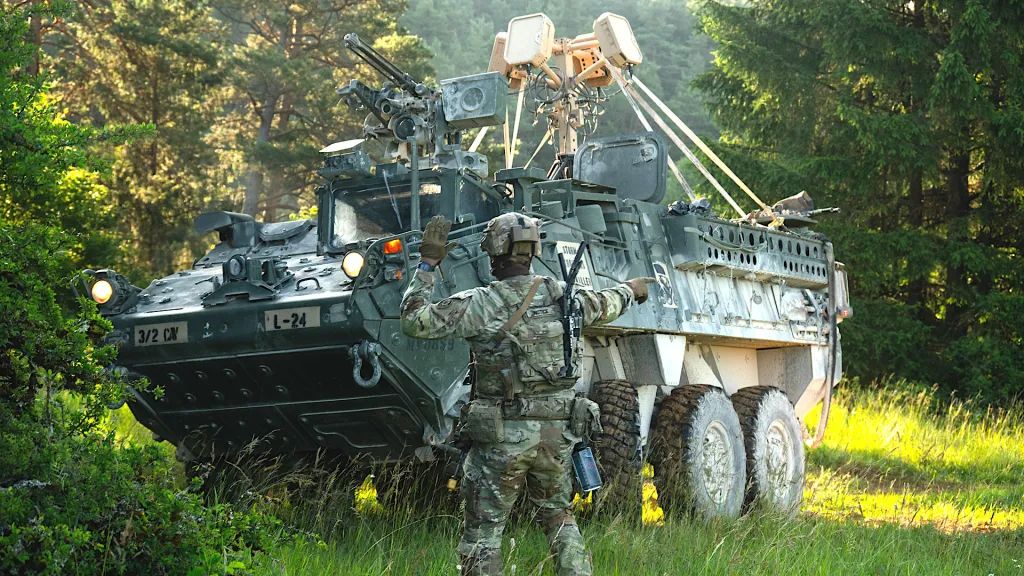 Un vehículo blindado ligero Stryker, equipado con un sistema de sensores contradrón, asignado al 2.º Regimiento de Caballería, dependiente del V Cuerpo.