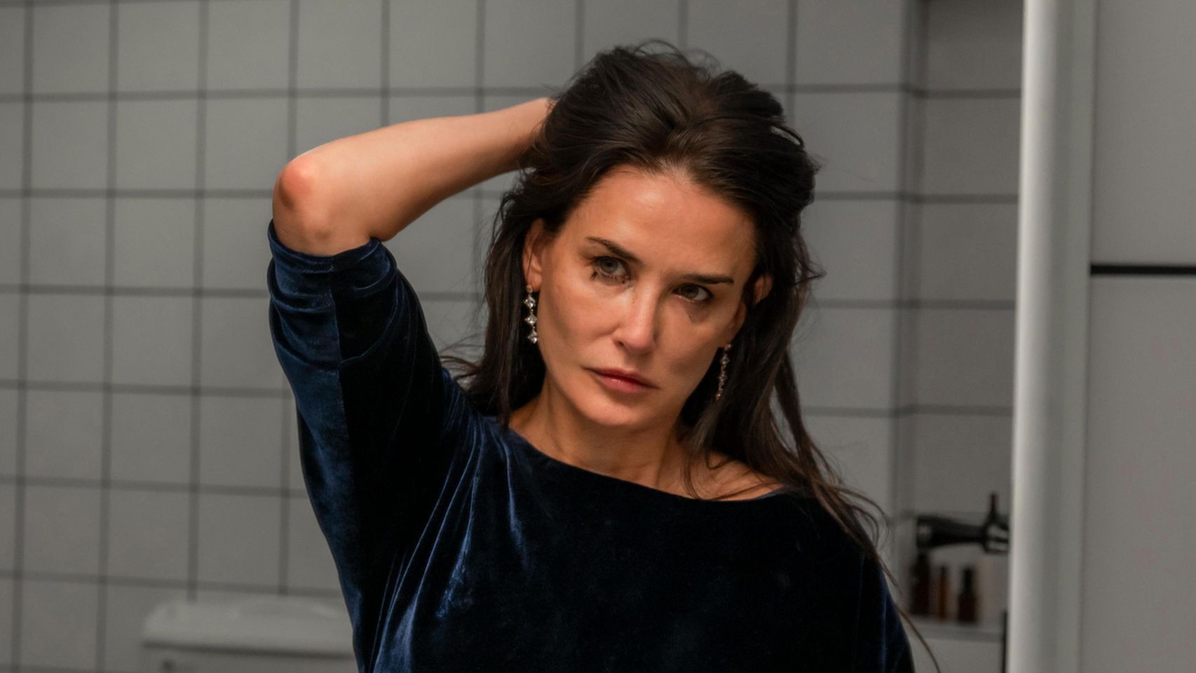 Demi Moore en una escena de 'La sustancia' (Coralie Fargeat), una película centrada en el culto a la belleza y la juventud.