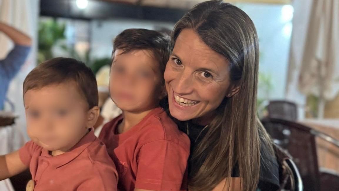 Teresa junto a sus hijos tras el contagio.
