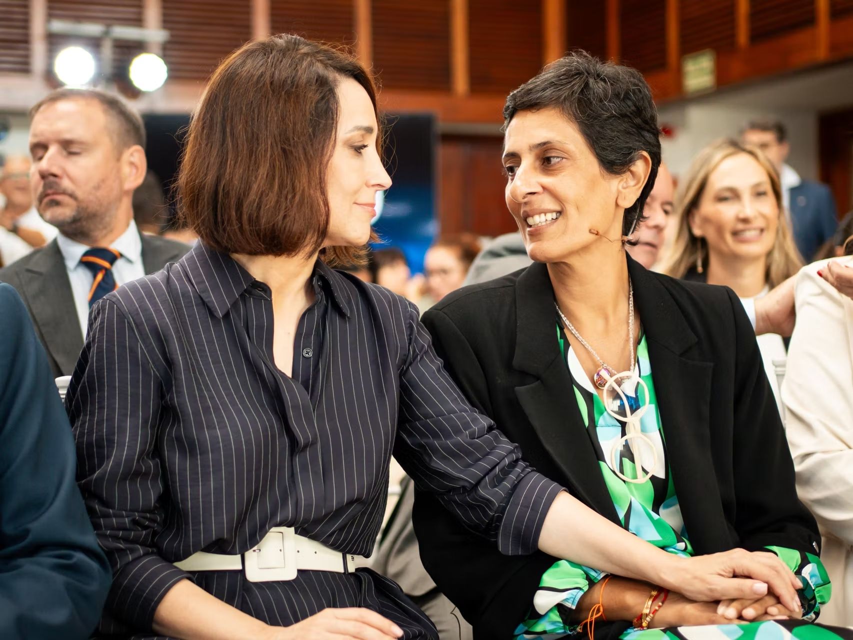 Cruz Sánchez de Lara, vicepresidenta de EL ESPAÑOL, y Kissy Chandiramani Ramesh, vicepresidenta segunda y consejera de Hacienda, Transformación Económica y Transición Digital de la Ciudad Autónoma de Ceuta; en la inauguración del IV Foro Económico Español en Ceuta.