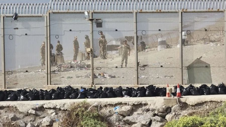 Fuerzas auxiliares marroquíes vigilan la zona de la valla que separa Ceuta de Marruecos. (Archivo)
