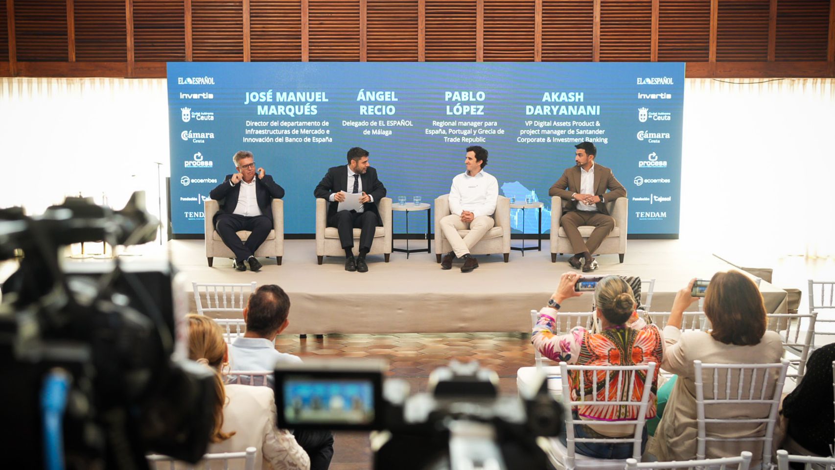 José Manuel Marqués (Banco de España), Ángel Recio (EL ESPAÑOL de Málaga), Pablo López (Trade Republic) y Akash Daryanani (Santander CIB) en un momento del foro económico en Ceuta de EL ESPAÑOL e Invertia.
