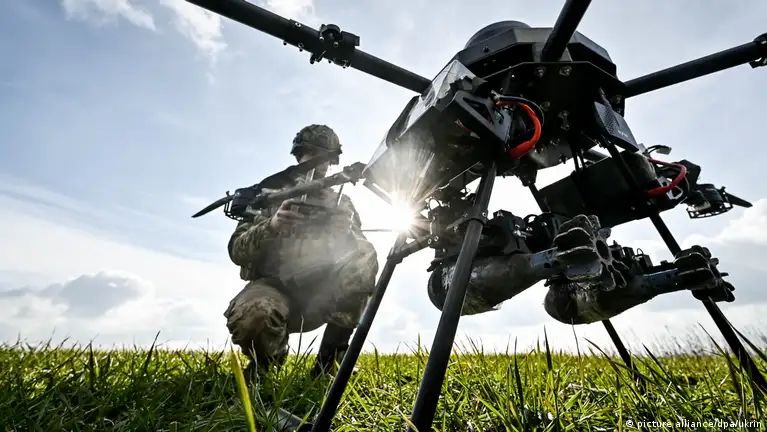 Ucrania acusa a SpaceX de restringir Starlink y desactivar sus drones.