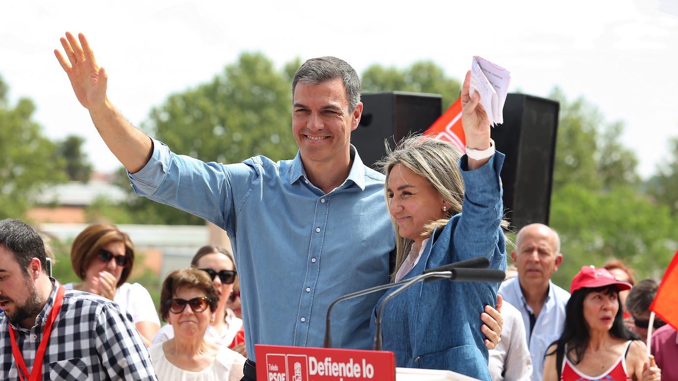 Pedro Sánchez y Milagros Tolón en el acto de 2023.