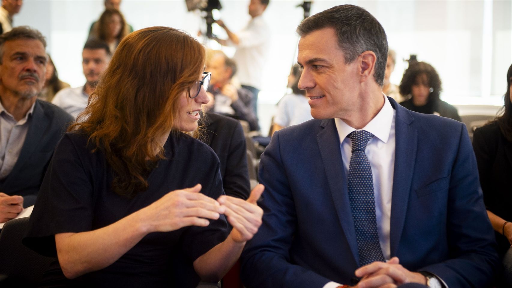 Pedro Sánchez, presidente del Gobierno, junto a la ministra de Sanidad, Mónica García.