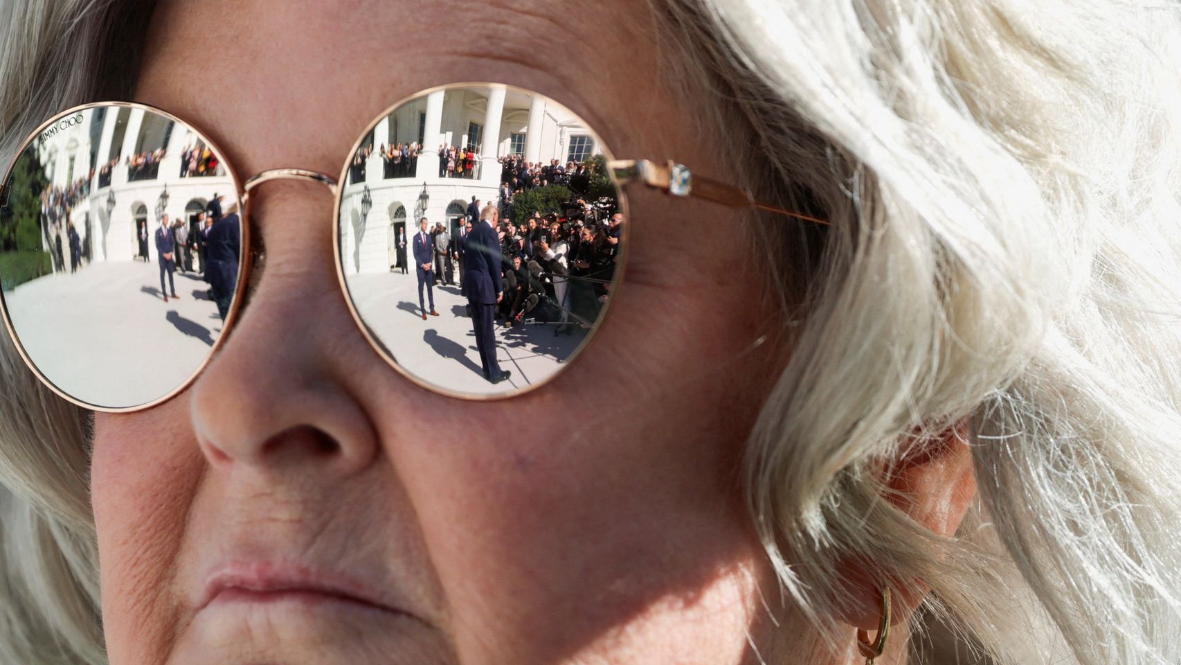 Donald Trump se refleja en las gafas de sol de la jefa de gabinete de la Casa Blanca, Susie Wiles.