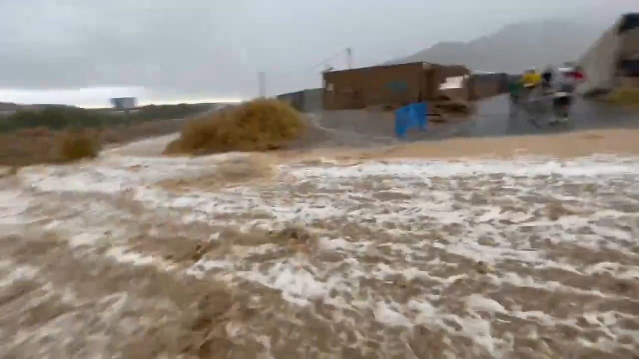 Calles anegadas, carreteras cortadas y el desbordamiento de una rambla: las consecuencias de las fuertes lluvias en Almería