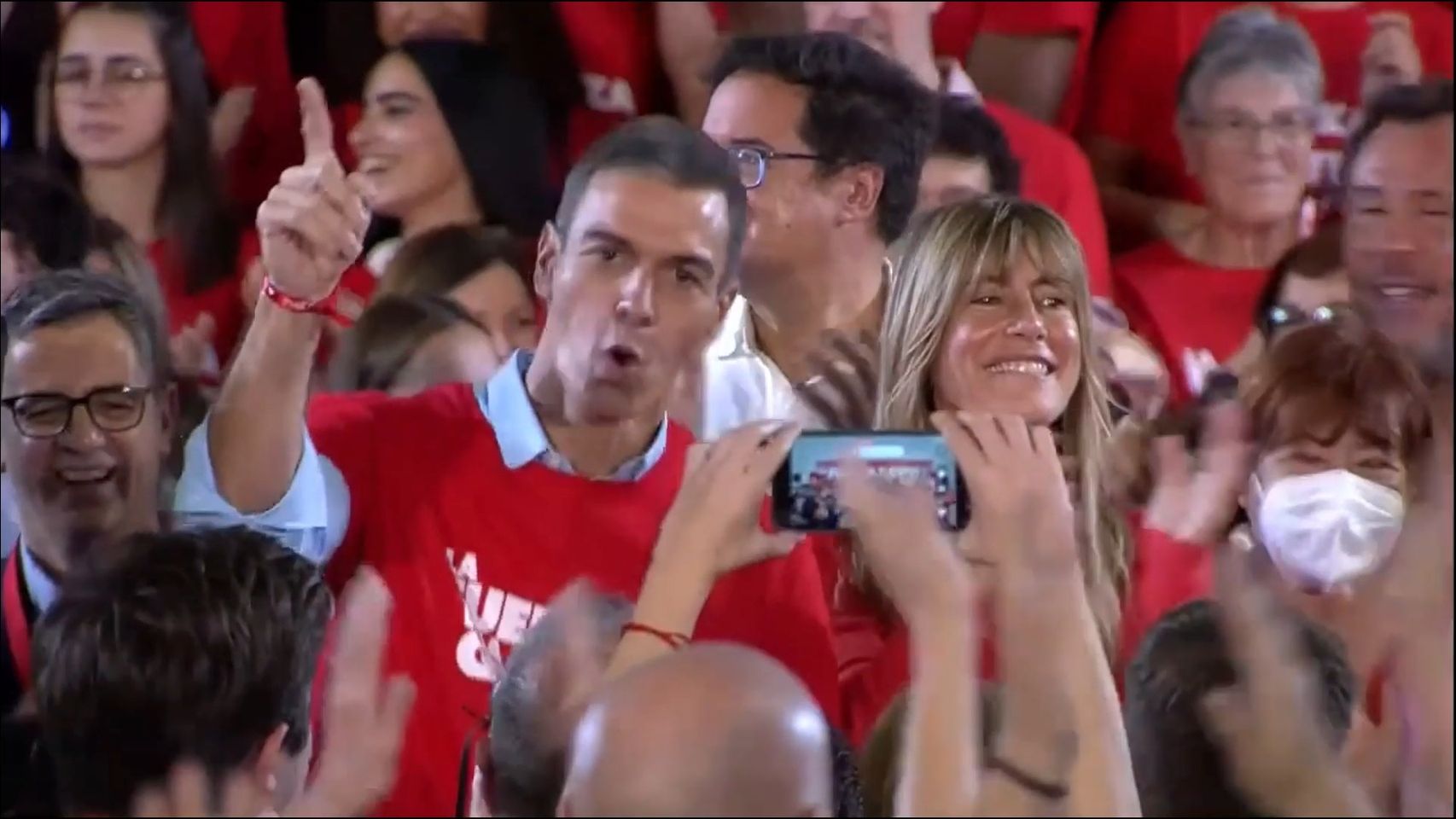 Sánchez tapa la dimisión de Mínguez con una declaración de amor a Begoña, baile y frenesí de María Jesús Montero