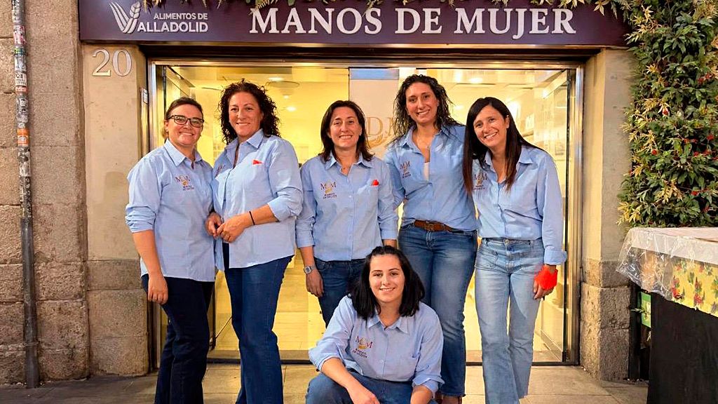 De izquierda a derecha: Beatriz, Ángeles, Clara, Yara y Esther en la parte superior y abajo Marina, la dependienta de la tienda.