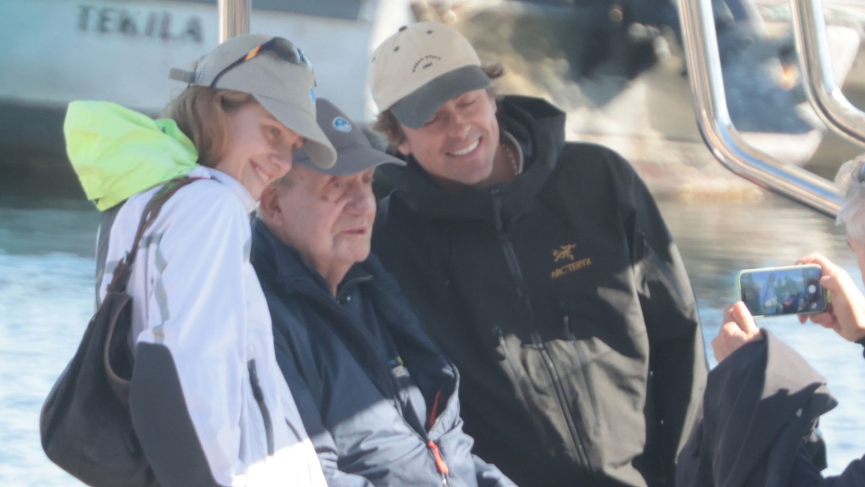 Irene Urdangarin junto a su pareja, Fernando Echevarría, y Juan Carlos, el pasado sábado en Sanxenxo.