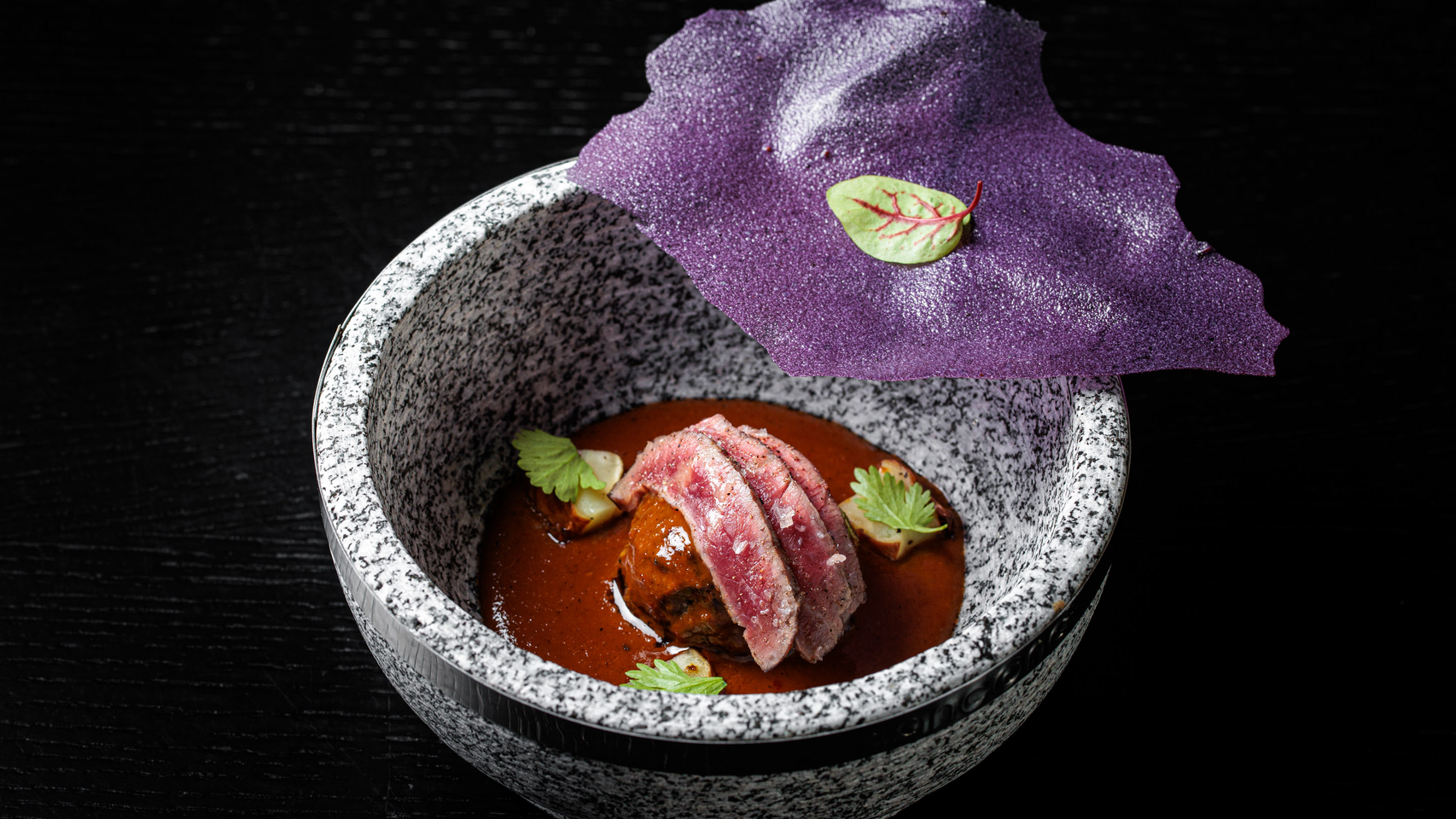 El curry de vaca vieja sirve de mezcla entre la albóndiga, un formato muy extendido en España, y un salsa asiática.