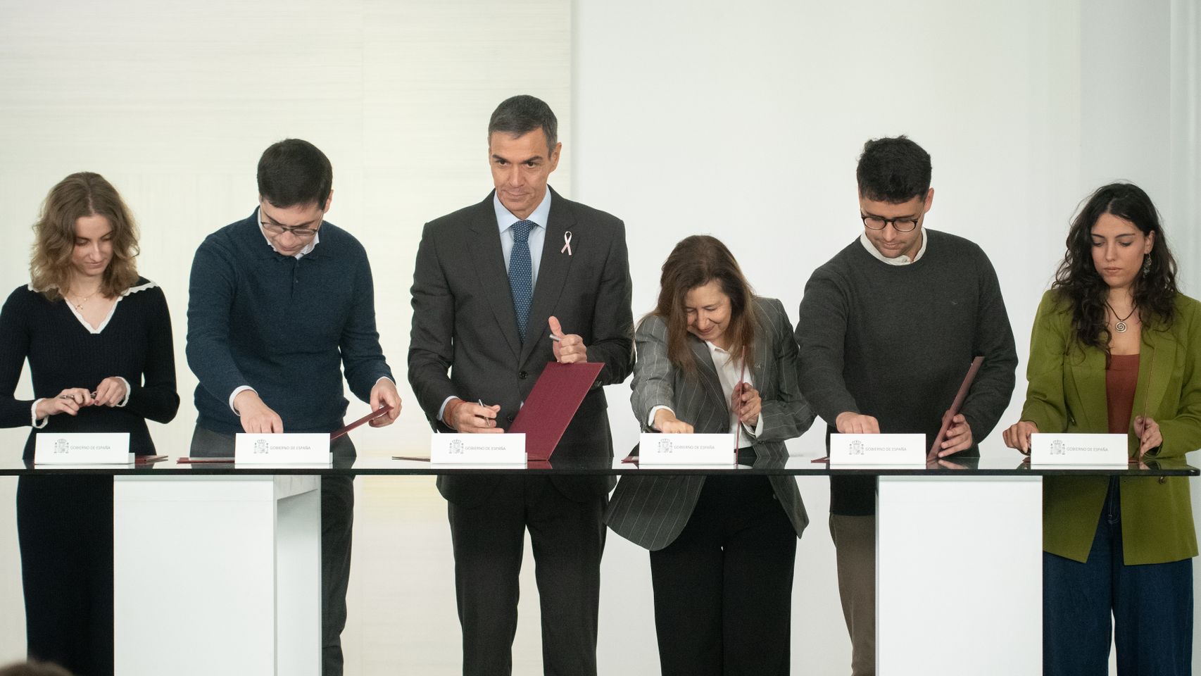 El presidente del Gobierno, Pedro Sánchez (3i), durante el acto de firma de la 'Declaración sobre el proyecto de Real Decreto del Estatuto del Estudiantado Universitario', este lunes.