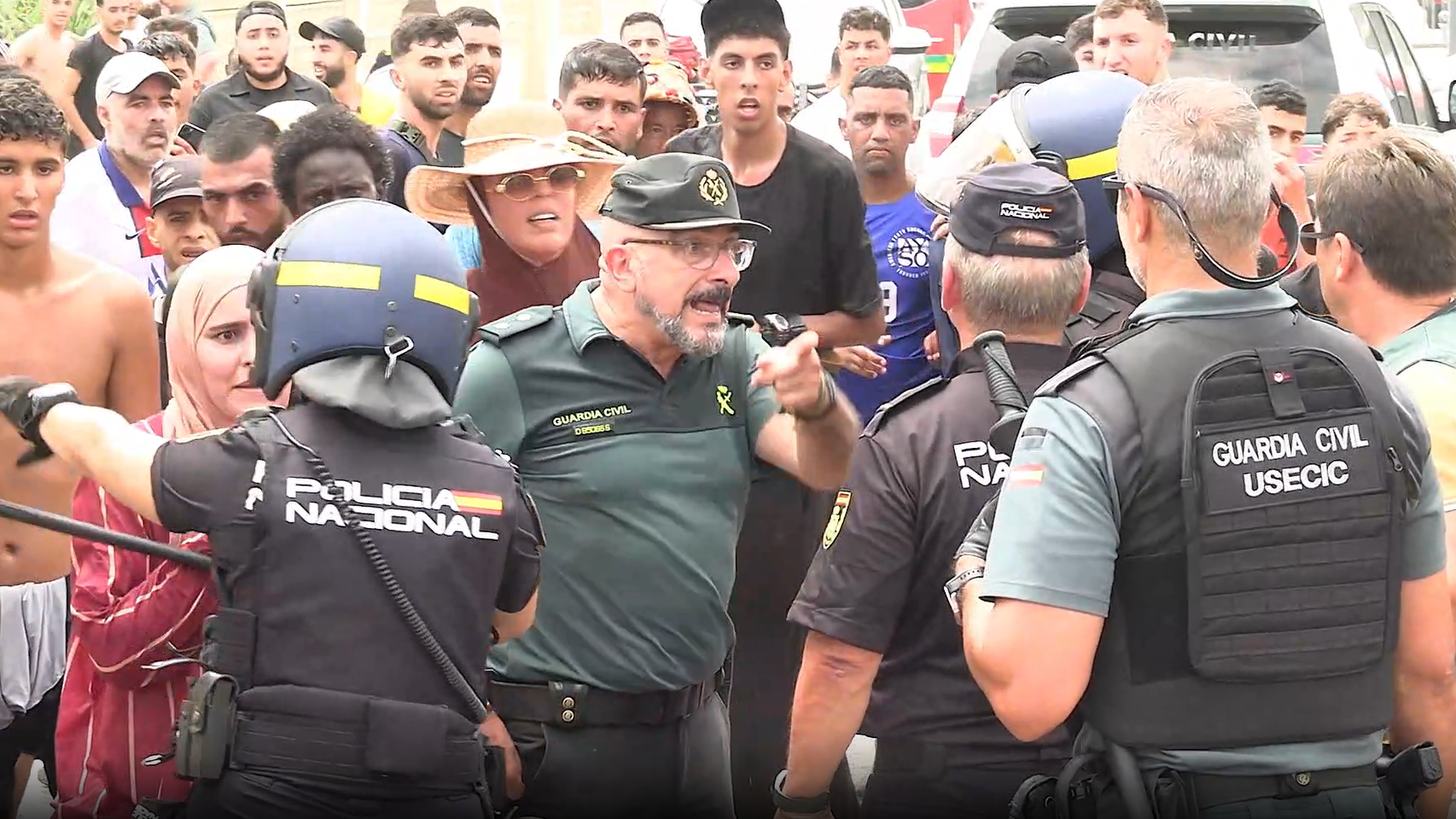 El teniente coronel Lobo discute con un mando de Policía Nacional la mañana de la invasión.