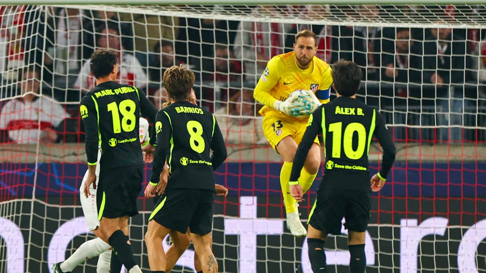 Oblak detiene un balón durante el partido contra el Suttgart.