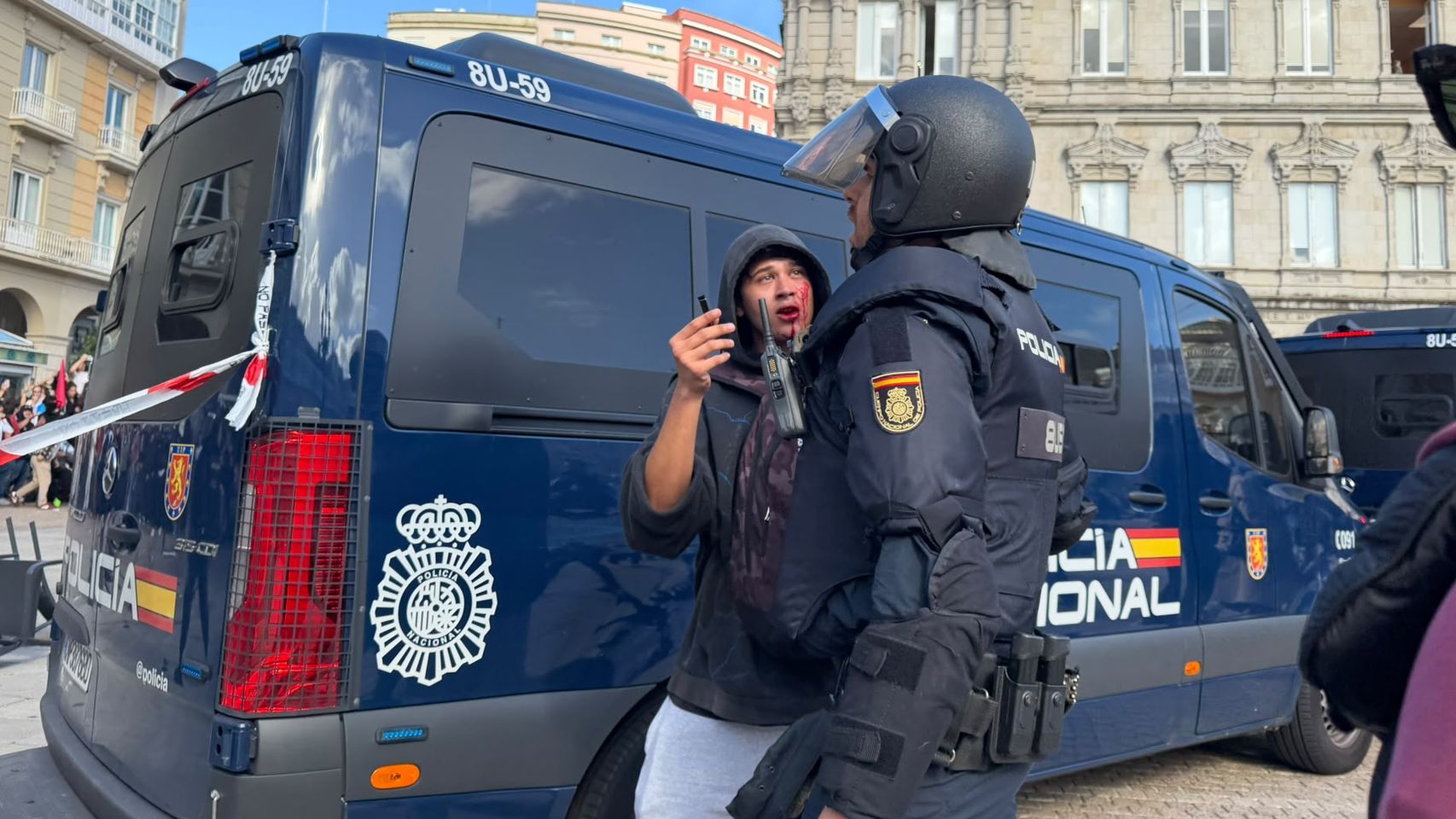 Uno de los manifestantes con la cara ensangrentada durante las cargas policiales en A Coruña