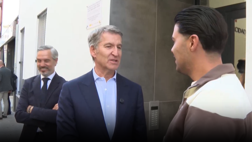 Alberto Núñez Feijóo y Juan Bravo, líder y vicesecretario de Vivienda del PP, visitan este miércoles unos pisos protegidos en Sevilla.