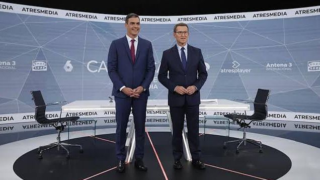 Pedro Sánchez y Alberto Núñez Feijóo en el debate electoral cara a cara para los comicios de 2023, en Atresmedia.