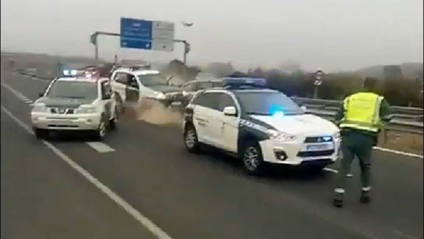 Vídeo: un kamikaze a la fuga embiste a la Guardia Civil