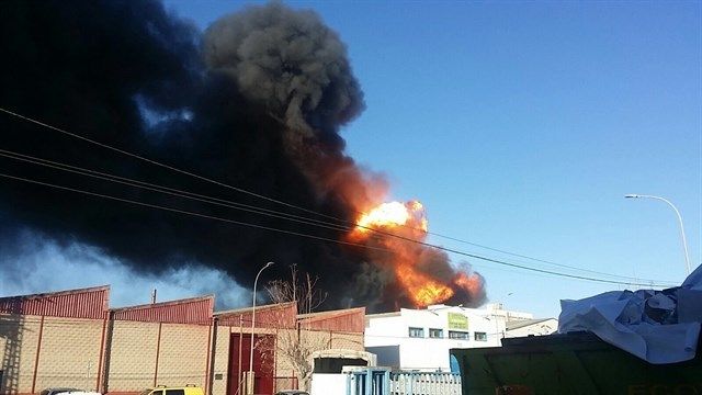 Vista de la columna de humo que ha generado el incencio
